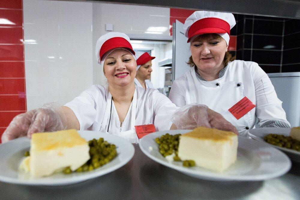 Названы самые популярные блюда московских школьных столовых