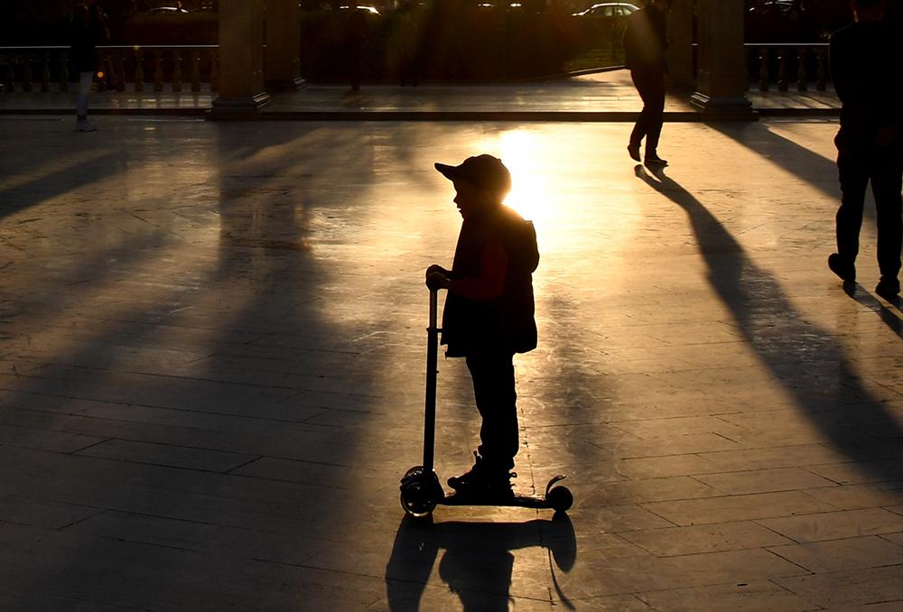 11-летние школьники устроили сверстнику пытку огнем из-за самоката в Москве