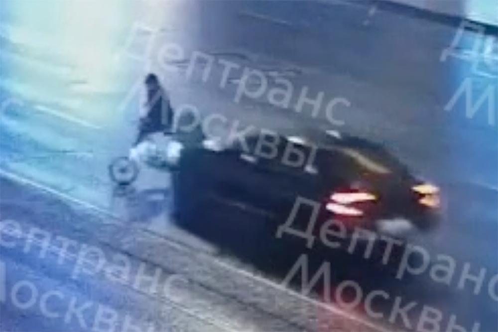 Автомобиль сбил велосипедиста на Садовом кольце в Москве и попал на видео