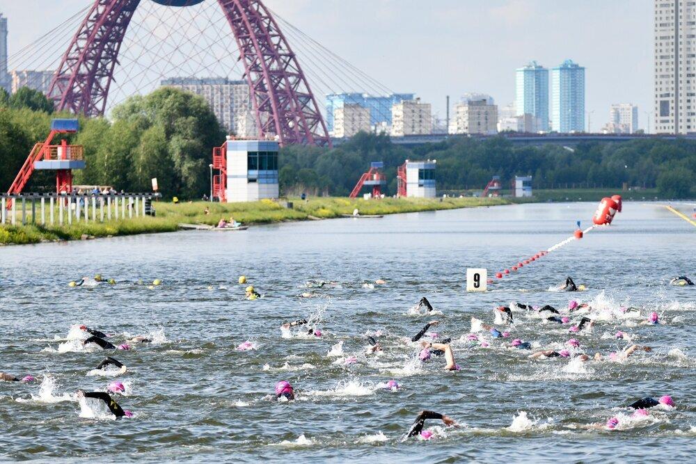 Сотни человек проплыли по московскому водоему и попали на видео