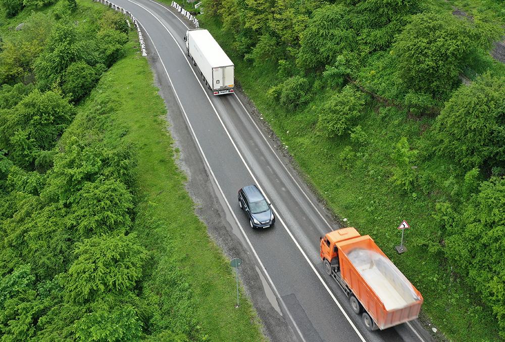 Момент спасения ребенка из-под колес автомобиля попал на фото