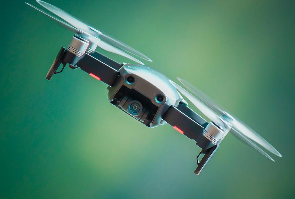 Мужчина поймал беспилотник рукой в Новой Москве