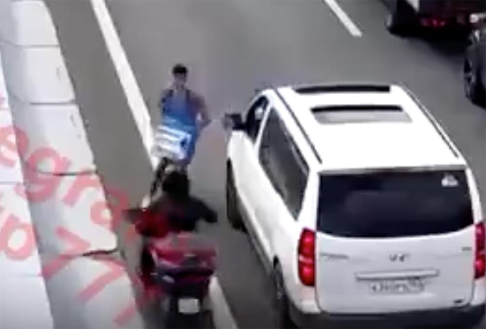 Момент наезда мотоциклиста на продавца мороженого на МКАД попал на видео