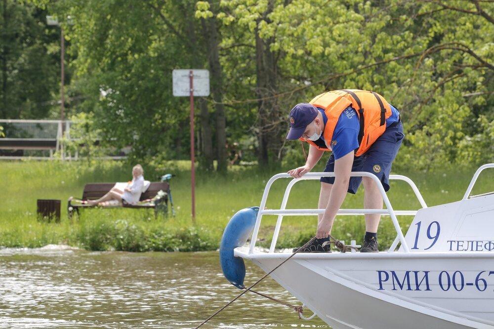 Молодой человек нырнул в московский водоем и пропал