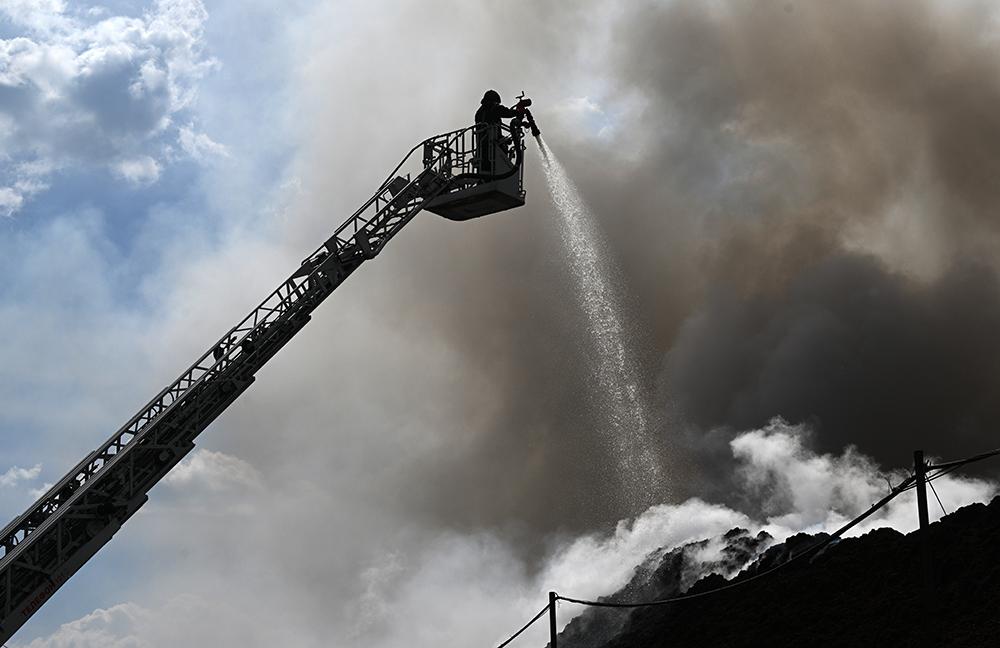 Пожарный и житель Подмосковья погибли при попытке спастись от огня