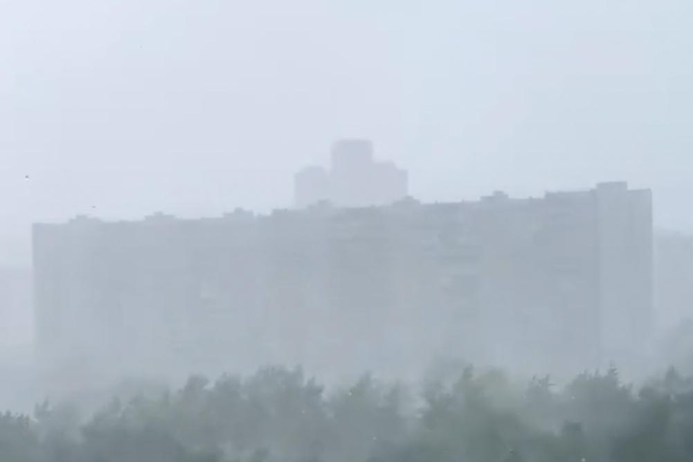 Начавшийся в Москве сильный ливень с градом попал на видео