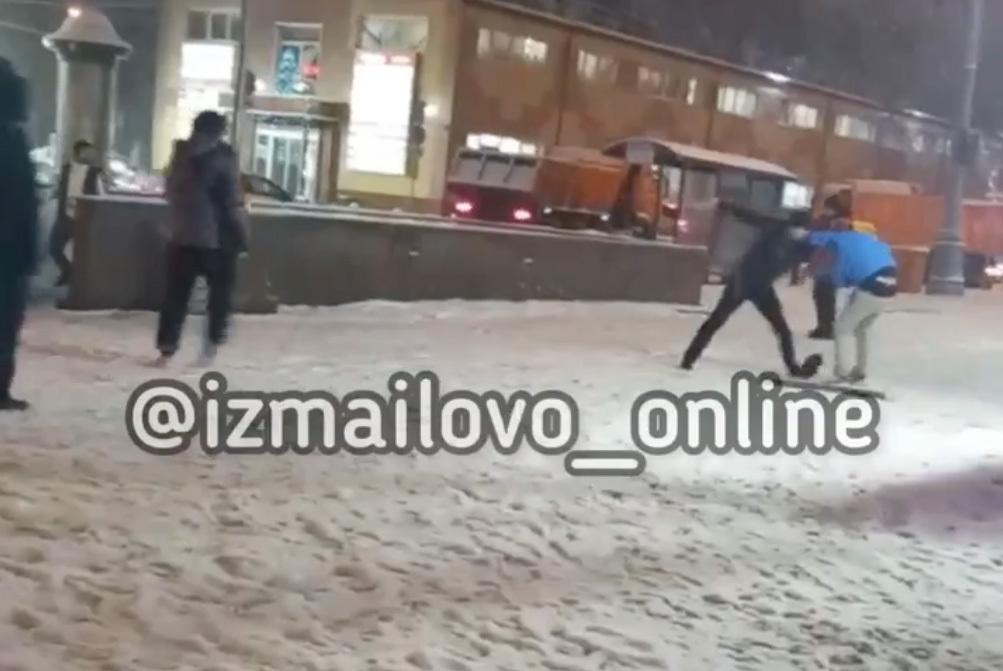 Рукопашный бой у метро в Москве попал на видео