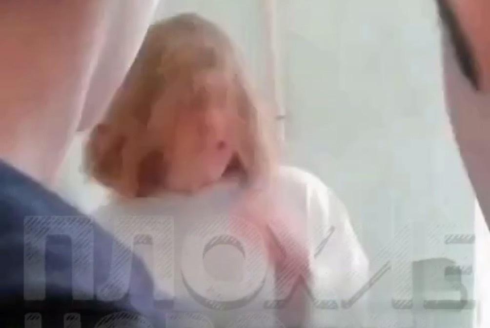 Избиение ученика в туалете московской школы попало на видео