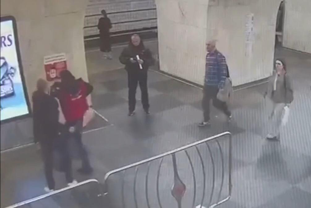 В Москве мужчина избил пассажира в метро