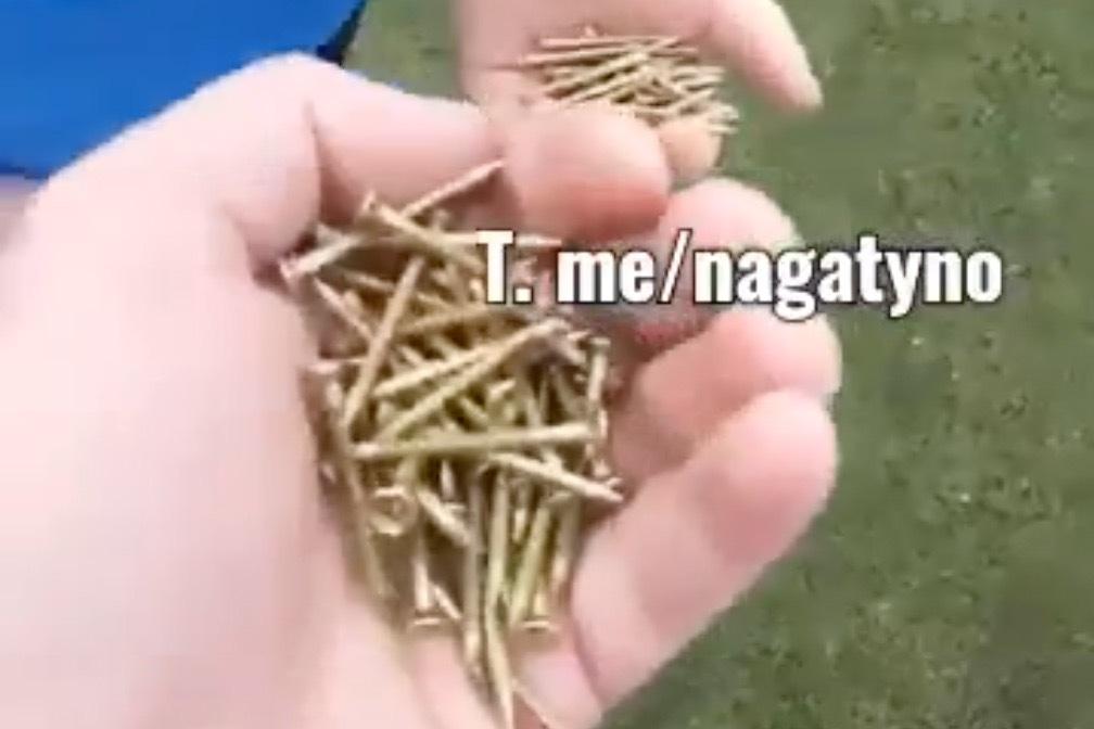 Мальчики собрали десятки острых шурупов с футбольного поля в Москве