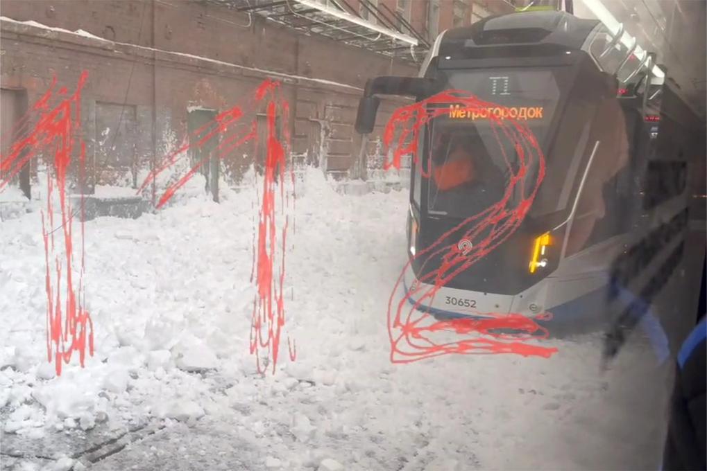 В Москве трамвай «наземного метро» остановился из-за снега с крыши