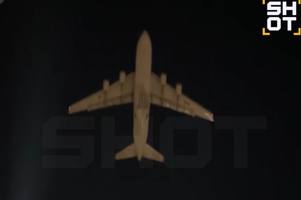 Пролетевший предельно низко над крышами многоэтажек в Москве самолет сняли на видео