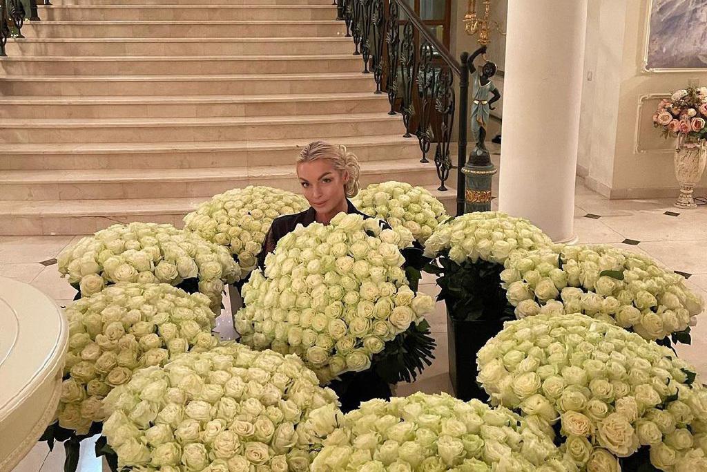 Пользователи сети попытались угадать личность нового возлюбленного Волочковой