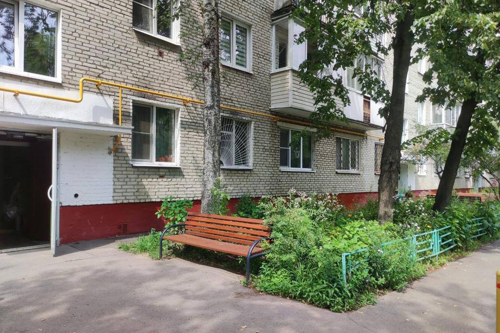 Годовалый ребенок выпал из окна пятого этажа в Москве