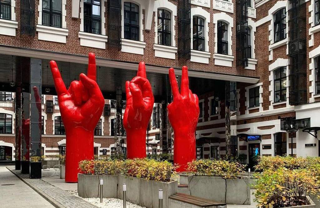 «Сатанисты знаки подают!» Яркий арт-объект в Басманном районе Москвы вызвал споры у горожан