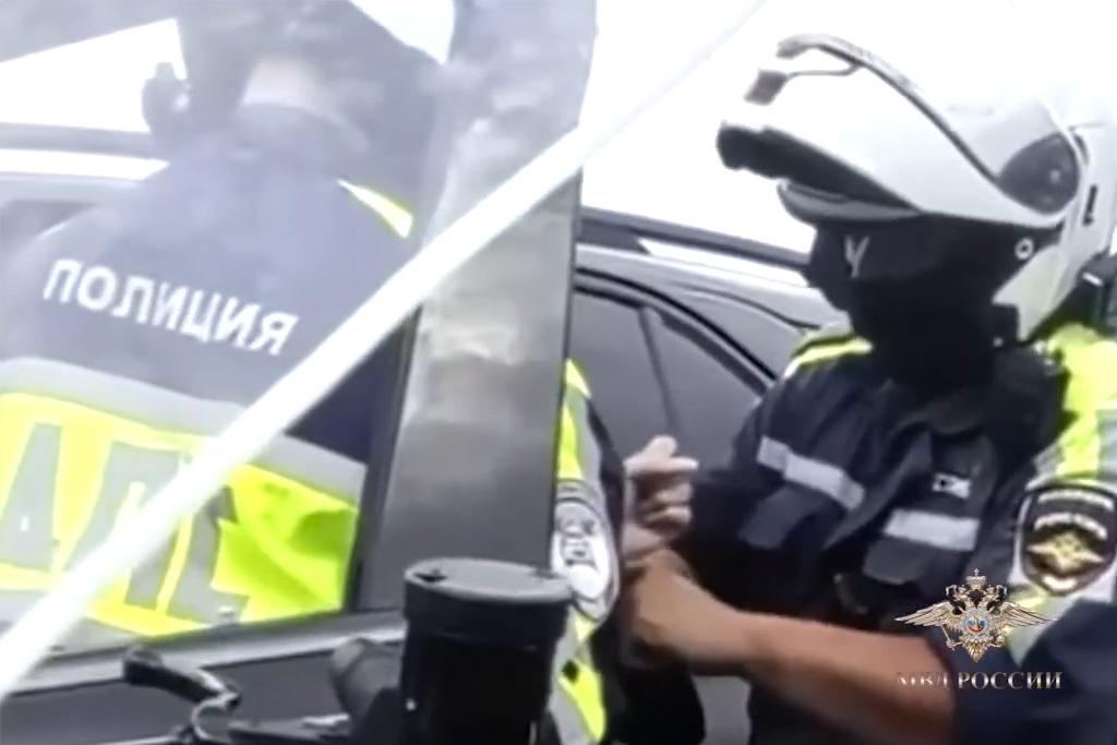 В Москве женщина на Mercedes устроила погоню и таран на МКАД