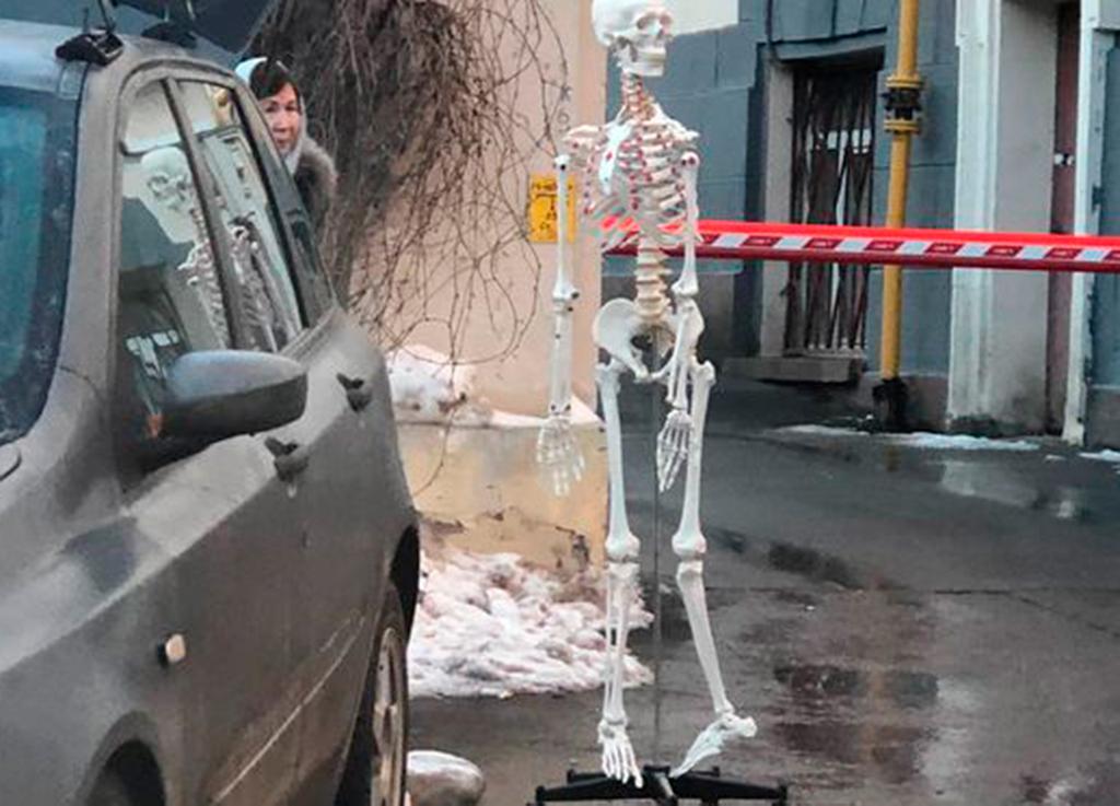 Москвичи заметили на одной из улиц скелет на колесиках