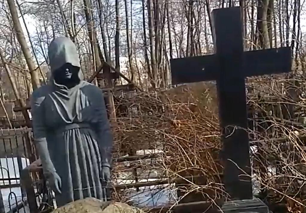 Москвичи ужаснулись памятнику на столичном кладбище