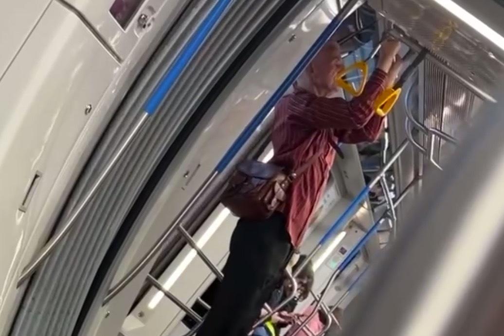 Пожилой «турникмен» в вагоне столичного метро попал на видео
