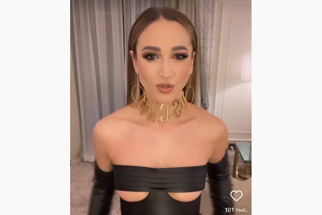 Бузову раскритиковали за платье с едва прикрытой грудью