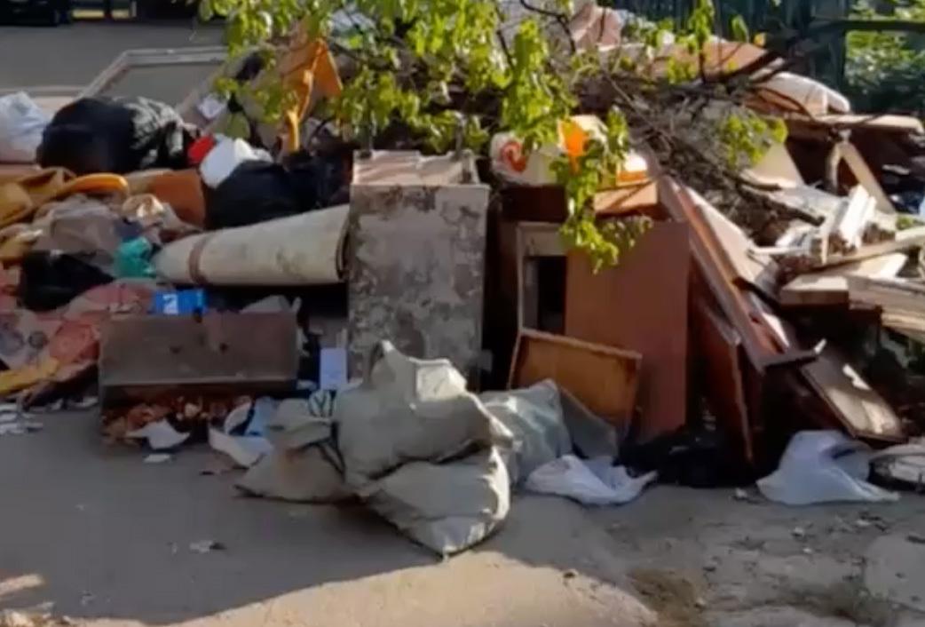 Гора мусора у жилой многоэтажки в Подмосковье попала на видео