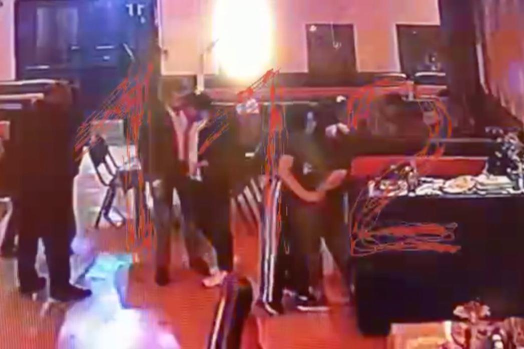 Женщина ударила ножом в лицо посетителя московского кафе и попала на видео