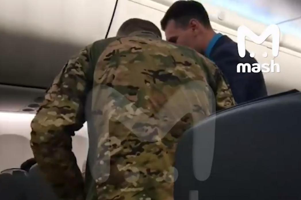 Пьяный дебош пассажира на рейсе из Москвы попал на видео
