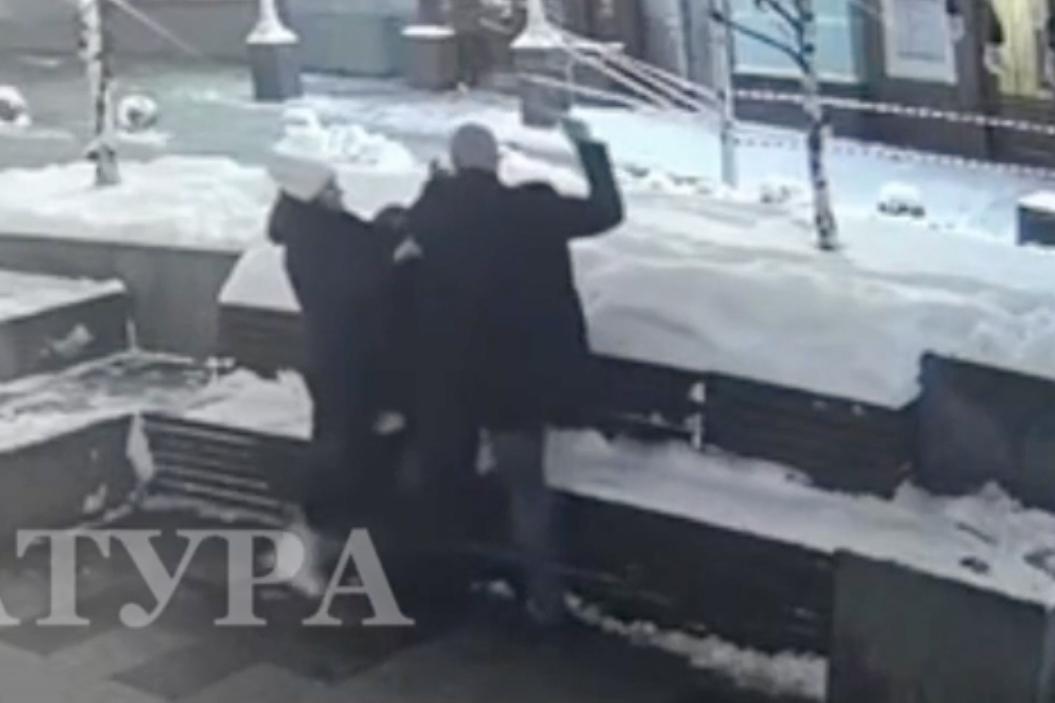 Нападение мужчины с ножом на клиента московского бара попало на видео