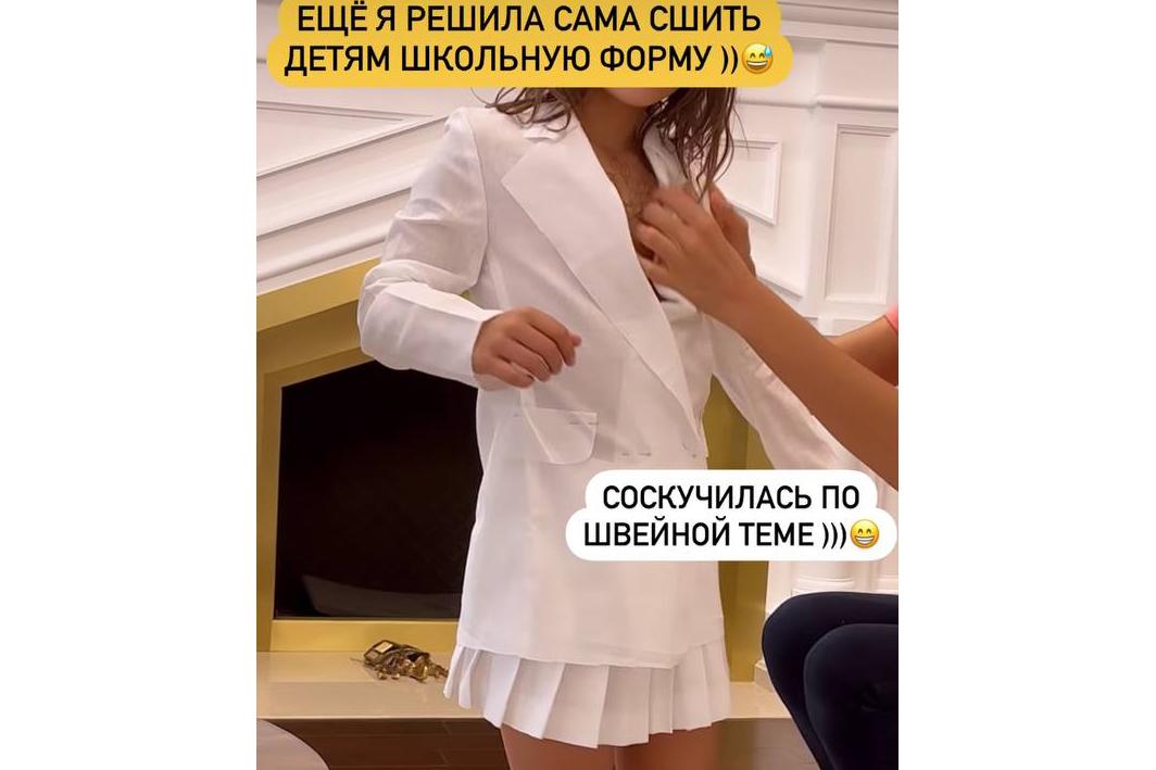 Жена Джигана сама сшила детям школьную форму 