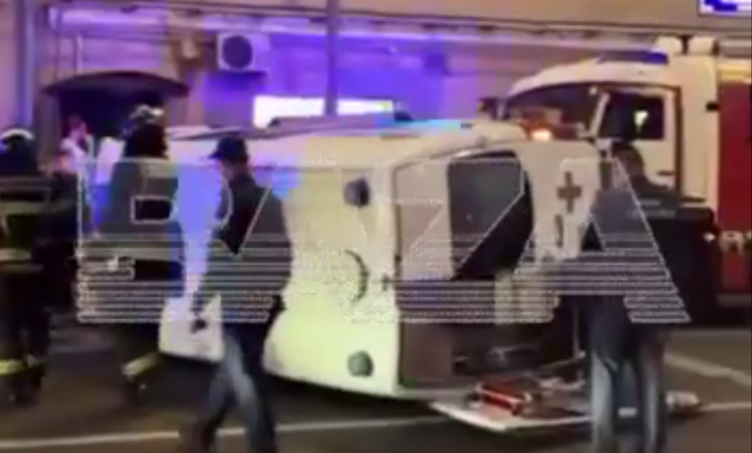 Машина скорой помощи перевернулась в центре Москвы