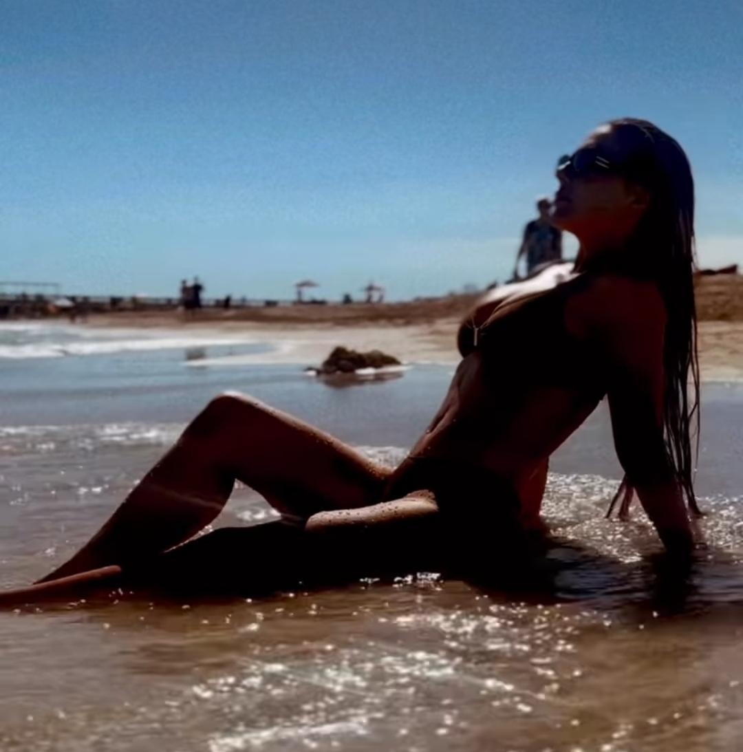 Анна Седокова продемонстрировала фигуру в бикини