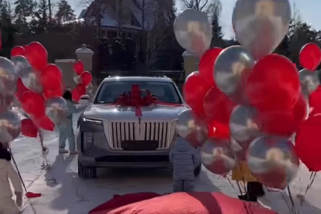 Оксана Самойлова подарила детям дорогой электрокар