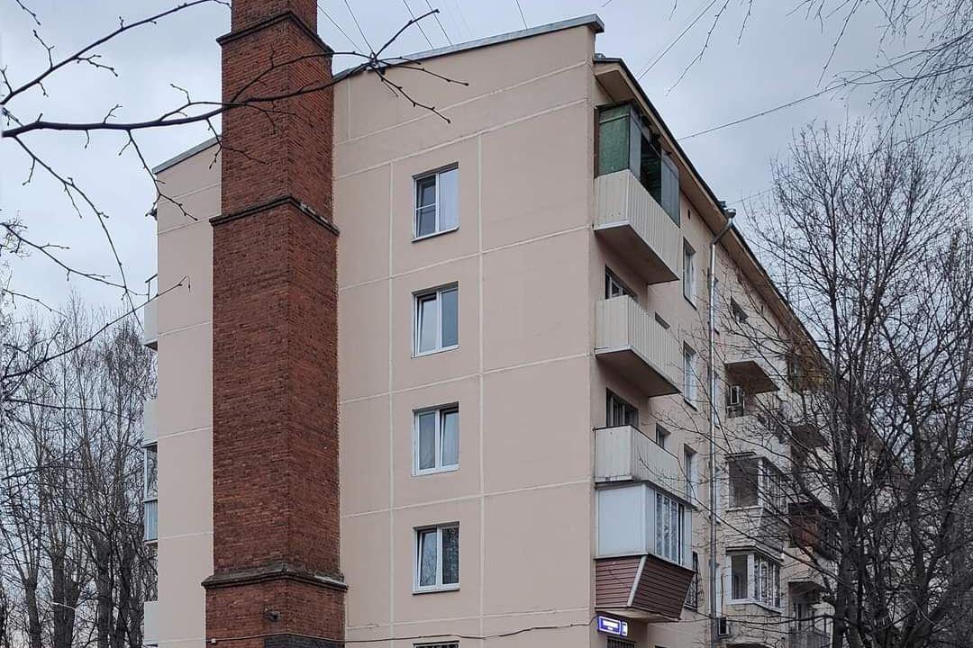 В центре Москвы обнаружили пятиэтажку с трубой