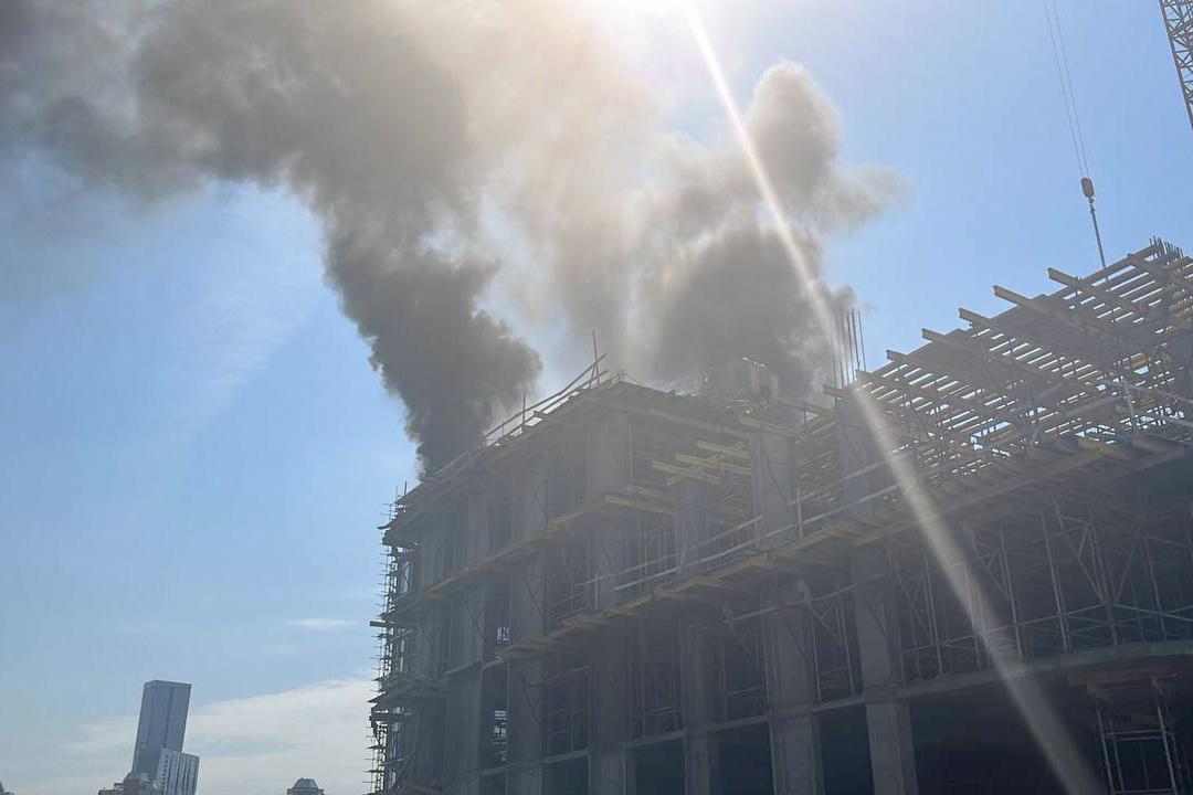 Пожар на стройке на западе Москвы попал на видео