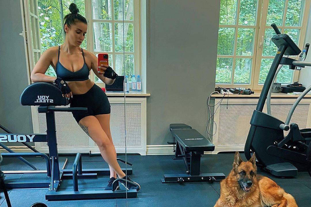 47-летняя Тина Канделаки опубликовала селфи из тренажерного зала