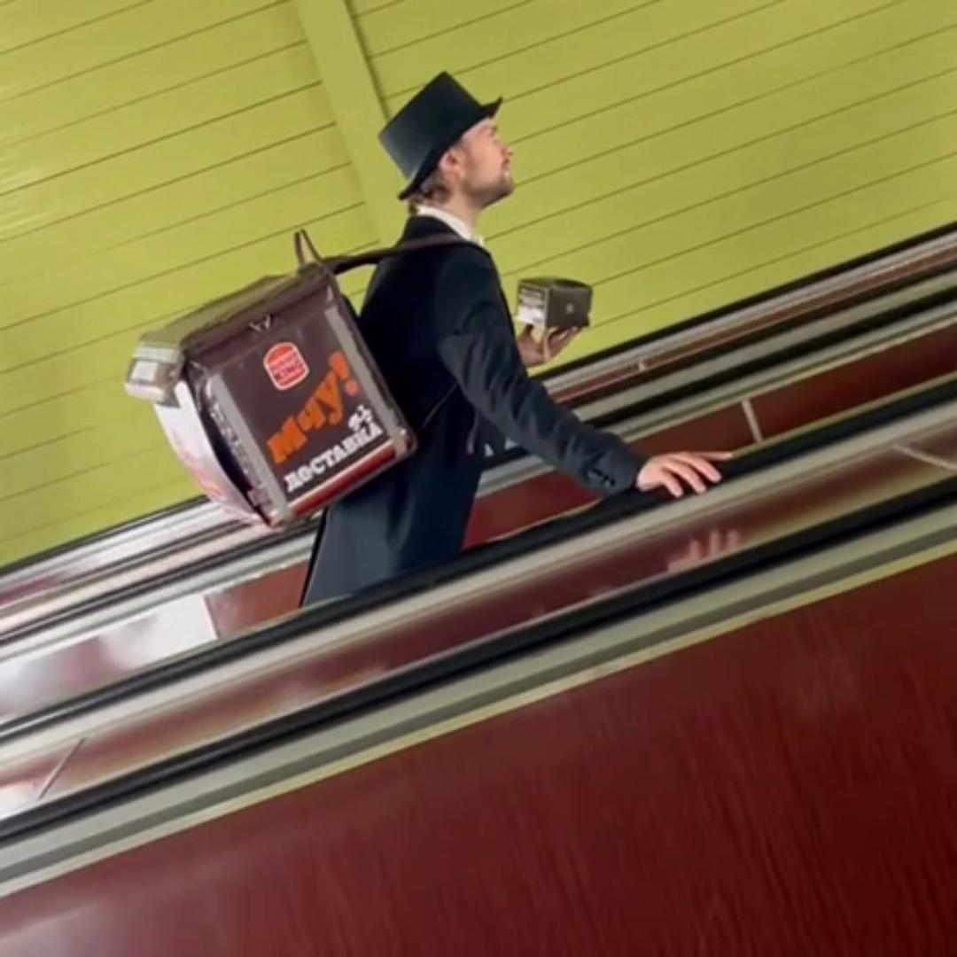 Курьер «фастфуда для господ» в московском метро попал на видео