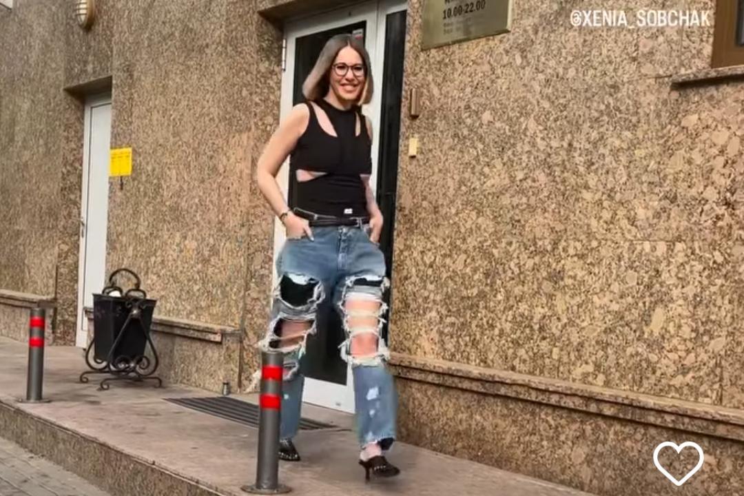 Образ Собчак в майке с разрезами на груди привел к ее пикировке с Бородиной