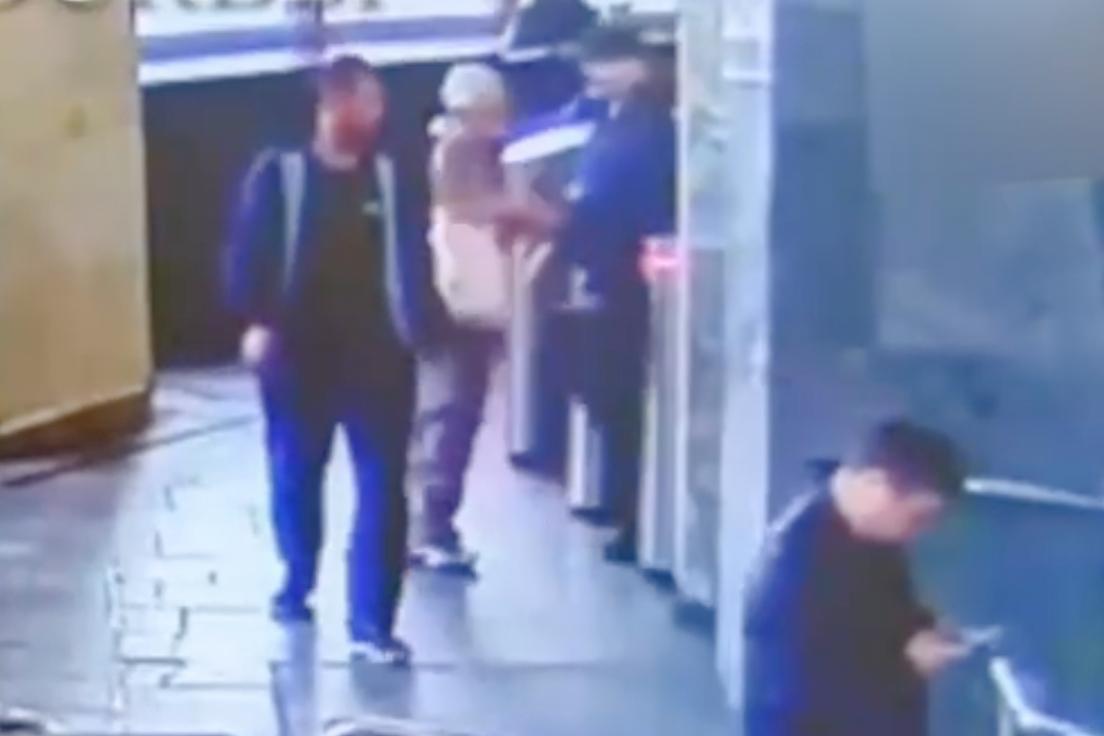 Пассажир московского метро ударил женщину и попал на видео