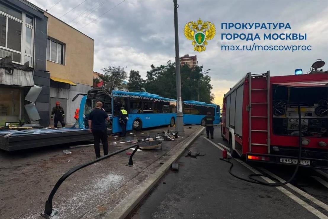 25 человек пострадали при столкновении автобуса и «Газели» в Москве