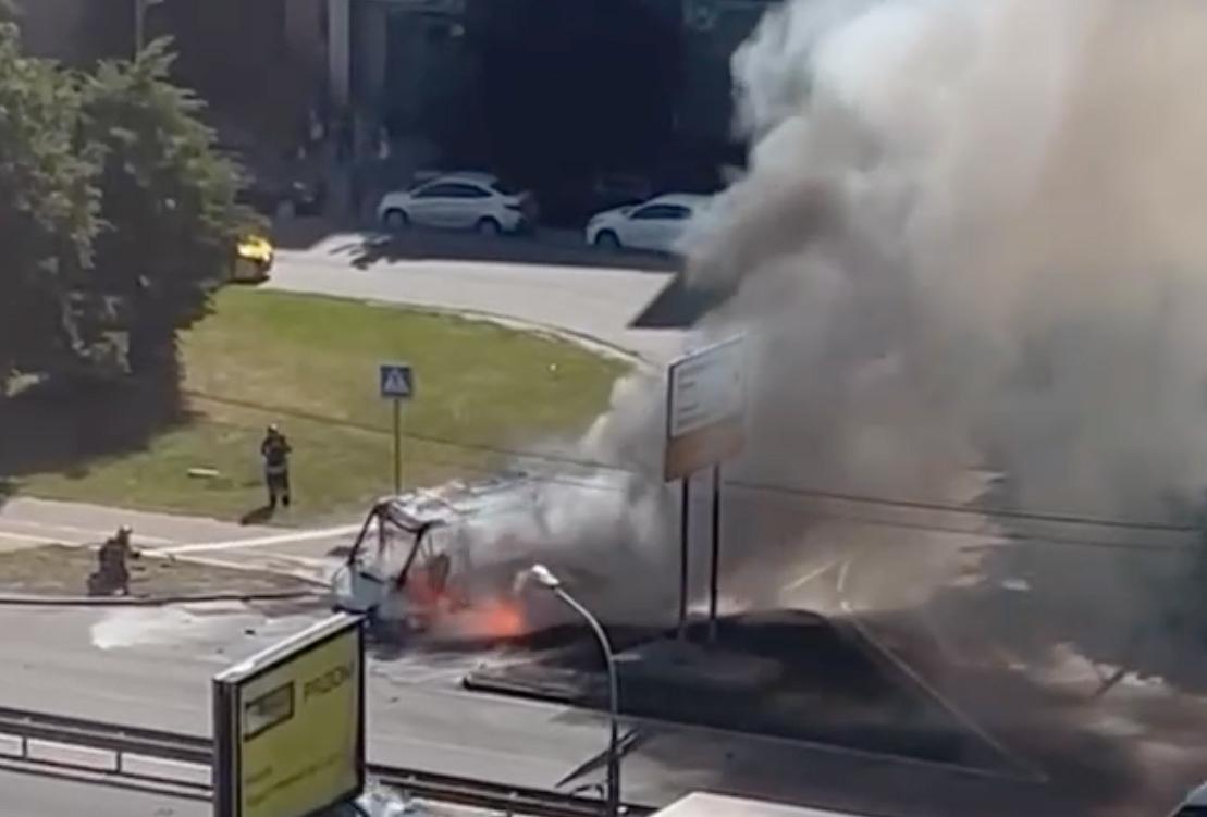 Горящая маршрутка в Подмосковье попала на видео