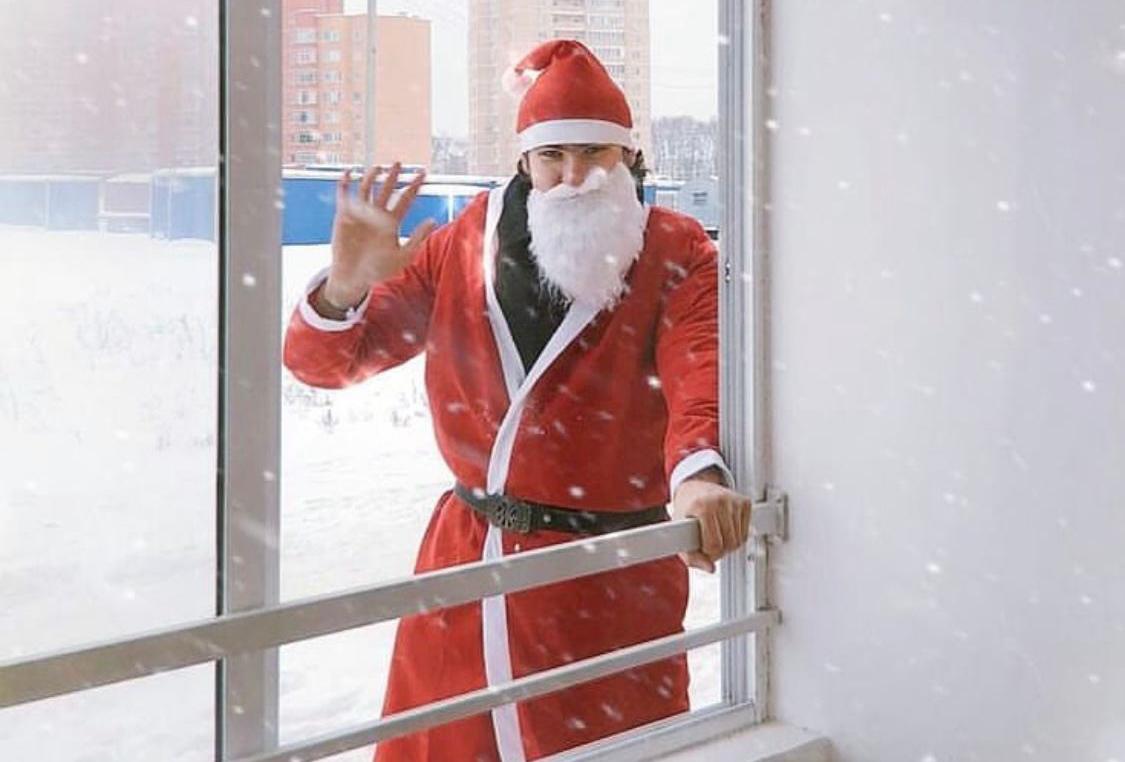 Известный священник примерил костюм новогоднего волшебника