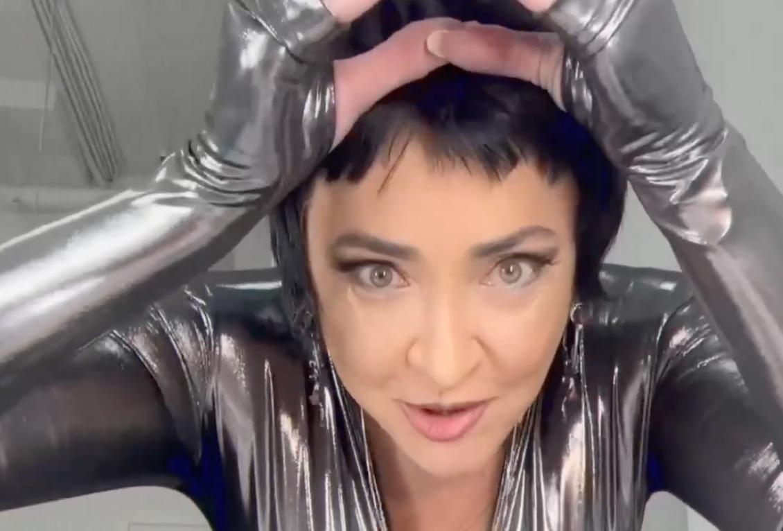 59-летняя Лолита в обтягивающем костюме показала модный жест