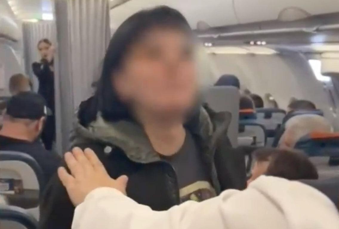 Нетрезвая пассажирка устроила дебош на рейсе Москва — Сургут