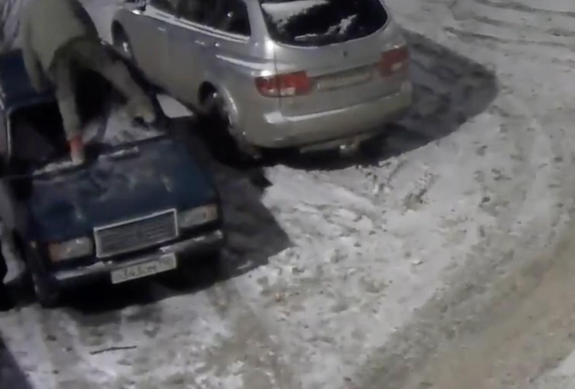 В Подмосковье парень разгромил машину обвинившего его в хулиганстве жильца