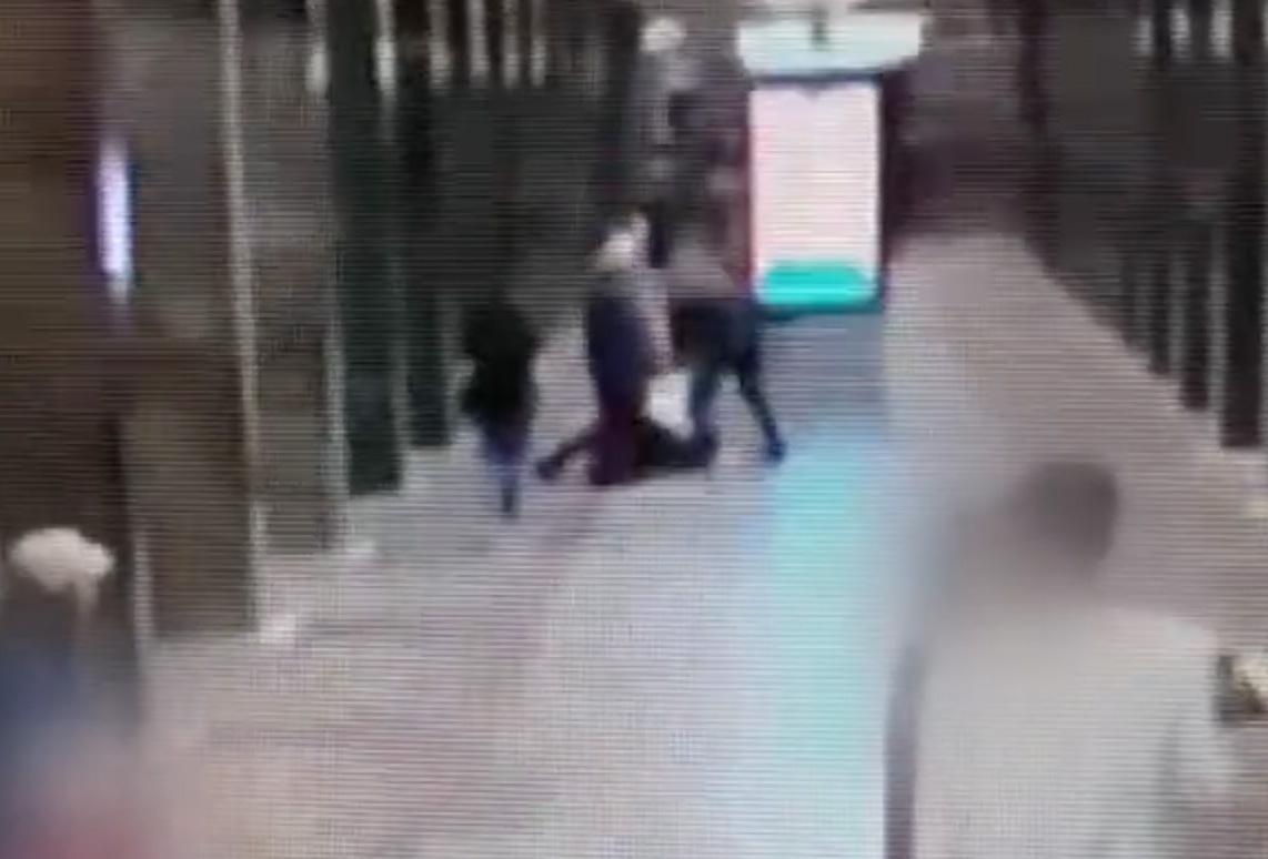 Избиение мужчины в московском метро попало на видео