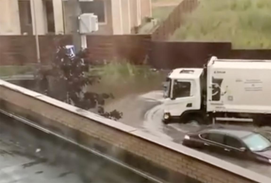 Затопленные после дождя автомобили в подмосковном дворе попали на видео