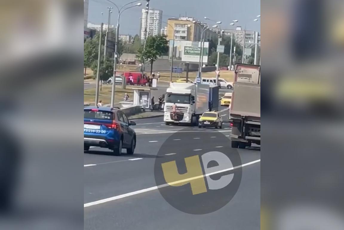 Мужчина без одежды выбежал на проезжую часть в Москве и попал на видео
