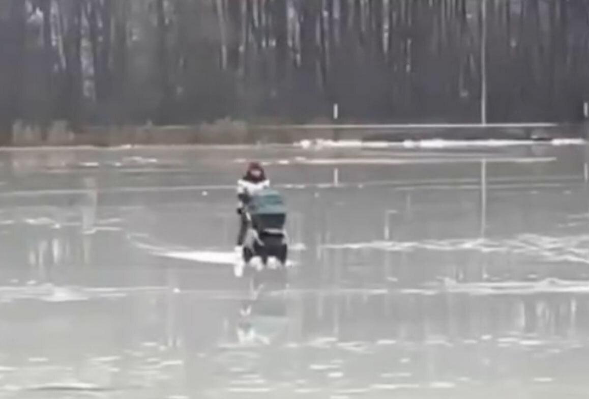 Под Москвой женщина на коньках и с детской коляской вышла покататься на тонкий лед водоема