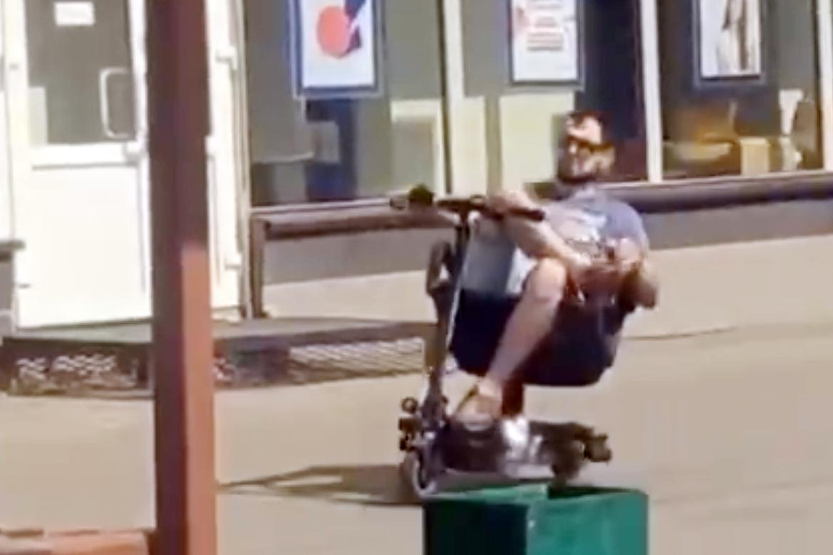 «Босса самокатчиков» заметили на улице в Москве