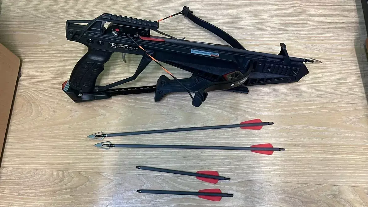 Мужчина с арбалетом отобрал дорогую машину у продавца